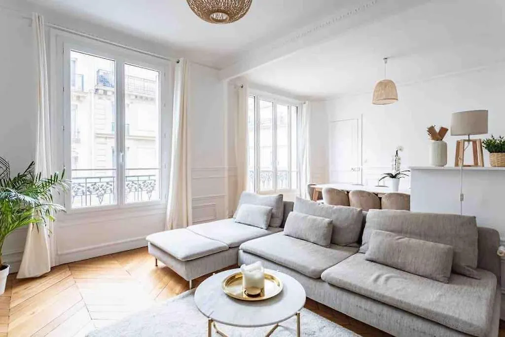 Grand Familial Apartment Paris